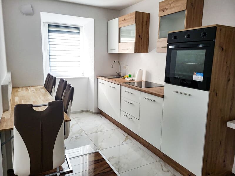 Apartment 7, kitchen with dining counter